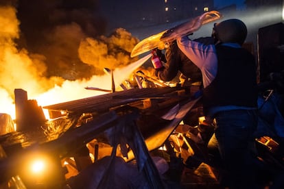 La presión de los opositores ha forzado la evacuación del Parlamento en Kiev.