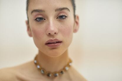 María Pedraza lleva base con SPF 20 Gloriouskin Perfect Luminous 210 Cream (110 €), Blush of Roses Luminous Cheek 210 Pink Power (57 €), máscara Passioneyes 1 Nero Sicilia (44 €) y Shinissimo High Shine Lip Lacquer 130 Sweet Honey (43 €). Todode Dolce & Gabbana Beauty. En todas las fotos, total look y accesorios de Dolce & Gabbana.