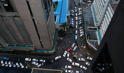 Foto a&eacute;rea del tr&aacute;fico en una calle de Nairobi (Kenia).