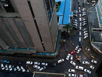 Foto a&eacute;rea del tr&aacute;fico en una calle de Nairobi (Kenia).