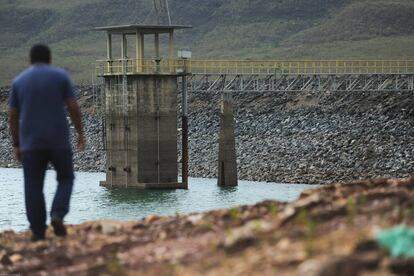 Parte da barragem de Santa Maria. Água costuma chegar na parte marrom da torre que é cinza.