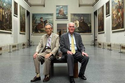 John Elliott (a la izquierda) y Jonathan Brown, ayer en la sala del Museo del Prado que recrea el Salón de Reinos del Palacio del Buen Retiro.