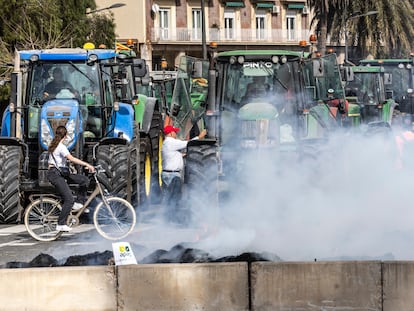 Agricultores protestan este lunes en el centro de Valencia.