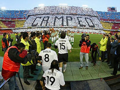 Los jugadores del Valencia saltan al campo y el Betis les hace pasillo como campeones.