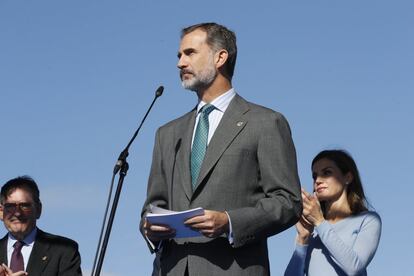 La reina Letizia aplaude al rey Felipe VI tras su discurso en Poreñu, en la entrega del XXVIII edición del Premio al Pueblo Ejemplar de Asturias el 21 de octubre de 2017.