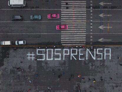 En junio de 2017, periodistas pintaron la frase #SOSPrensa frente a Palacio Nacional de México, en protesta por el asesinato del periodista Salvador Adame.