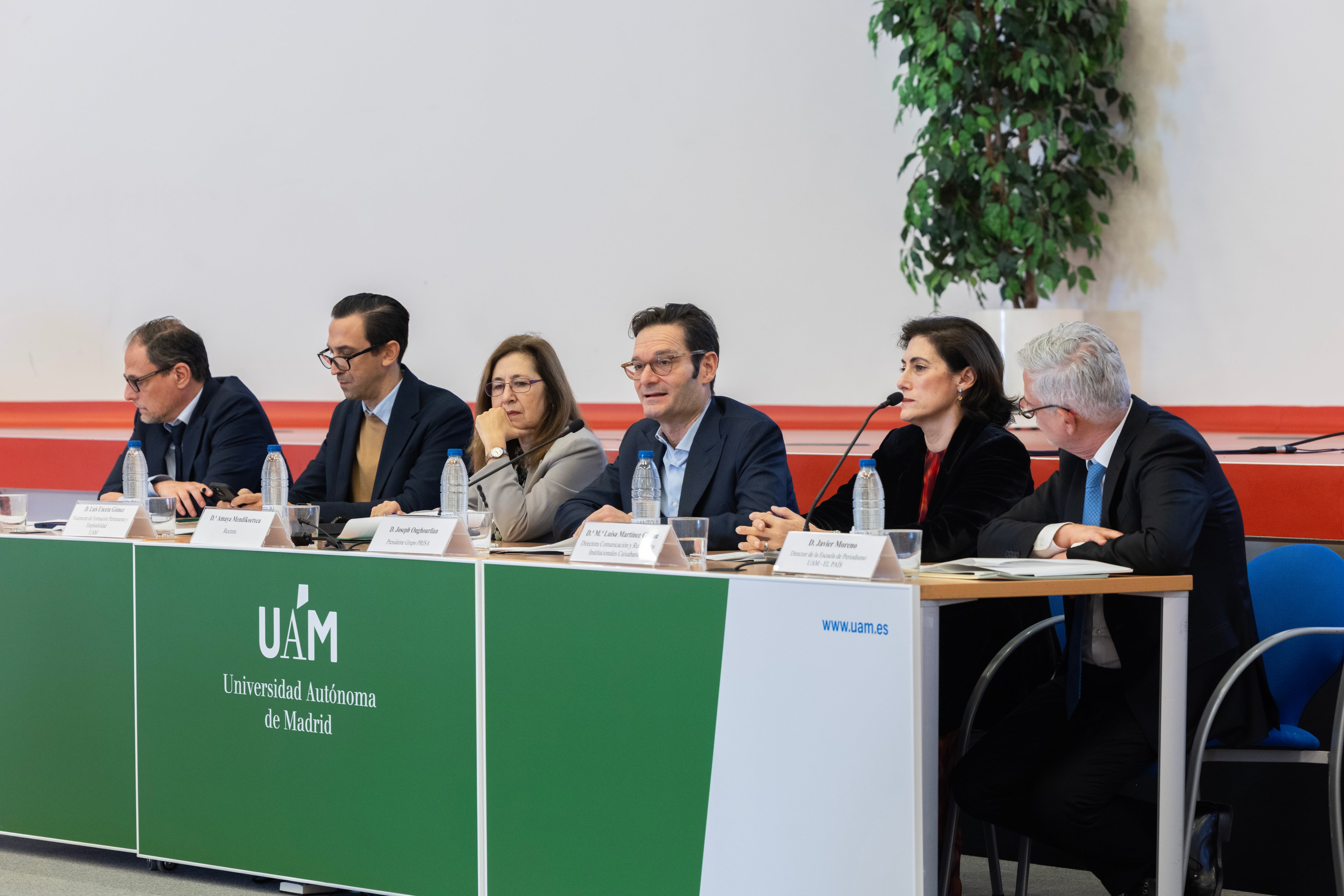 De izquierda a derecha, el director de EL PAÍS, Jan Martínez Ahrens; el vicerrector de Formación Permanente de la Universidad Autónoma de Madrid (UAM), Luis Unceta; la rectora de la UAM, Amaya Mendikoetxea; el presidente del Grupo PRISA, Joseph Oughourlian; la directora de Comunicación de CaixaBank, María Luisa Martínez Gistau, y el director de la Escuela de Periodismo de EL PAÍS, Javier Moreno.
