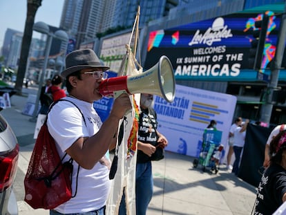 Protestas en Los Ángeles en el exterior del centro de convenciones donde se celebra la Cumbre de las Américas.
