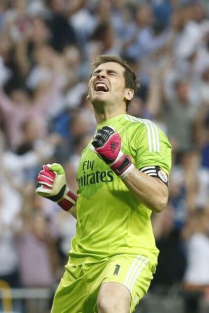 Casillas celebra uno de los goles marcados al Barça.