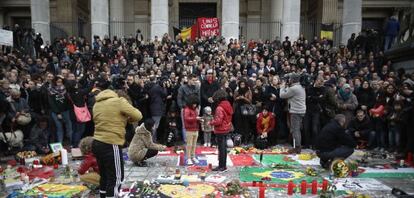 Concentraci&oacute;n para guardar un minuto de silencio en la la Plaza de la Bolsa en mmeoria de los asesinados ayer en los atentados terroristas