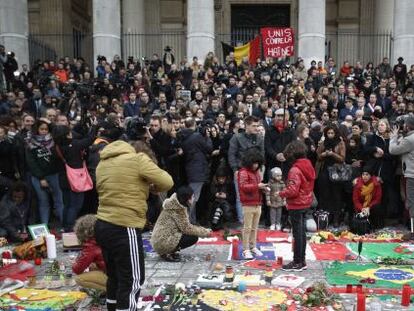 Concentraci&oacute;n para guardar un minuto de silencio en la la Plaza de la Bolsa en mmeoria de los asesinados ayer en los atentados terroristas