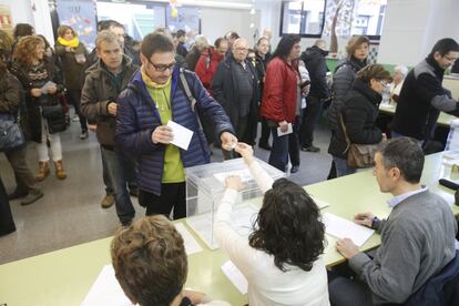 Votación en el colegio Ramón y Cajal de Terrassa (Barcelona).