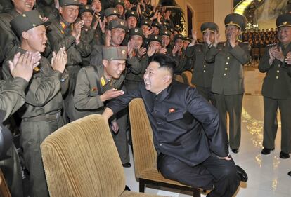 Kim Jong-un habla con miembros de la audiencia en una celebración por los galardonados en el 36 Festival de Arte del Personal de Servicio del Ejército Popular de Corea. Fotografía sin fechar publicada por la KCNA el 28 de octubre de 2013.