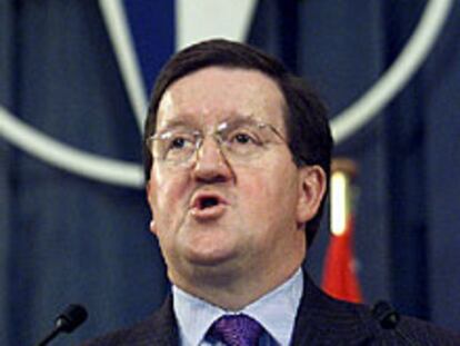 El secretario general de la OTAN, George Robertson, durante la rueda de prensa en la que ha anunciado la activación de la cláusula de defensa mutua.