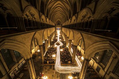 Interior de la catedral de Salisbury iluminada por un sendero de velas durante la procesión “De la oscuridad a la luz”, Salisbury (Inglaterra), 29 de noviembre de 2013.