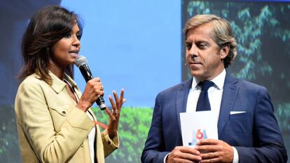 La presentadora de la cadena francesa M6, Karine Le Marchand, junto a Frédéric de Vincelles, director general de programas.