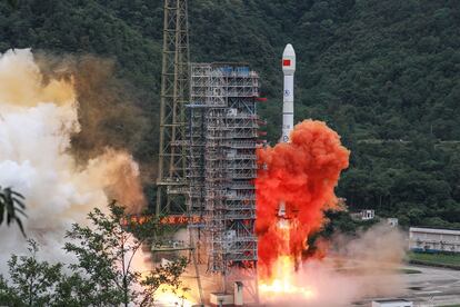 El cohete 'Larga Marcha 3B', que transporta el satélite final del sistema Beidou, despega del centro de lanzamiento de Xichang, en la provincia china de Sichuan