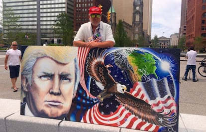 Julian Raver muestra, en una plaza de Cleveland, el cuadro que ha pintado en honor a Trump