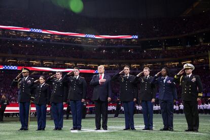 El presidente Donald Trump participa en una ceremonia en el Torneo Nacional de Fútbol Universitario 2018, entre la Universidad de Alabama los Crimson Tide y los Bulldogs de la Universidad de Georgia, el 8 de enero de 2018.