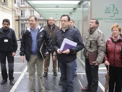 Representantes locales de Treviño, en las puertas del Parlamento vasco.