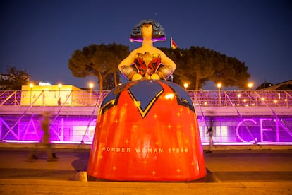 La menina Wonder woman frente al Teatro Fernando Fernán Gómez. | 