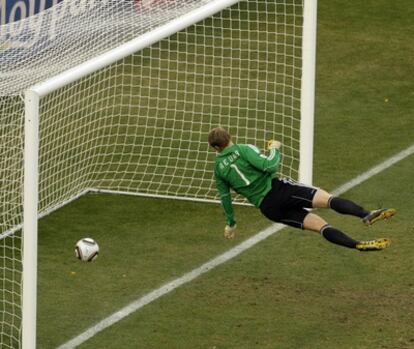 El portero alemán, Neuer, observa cómo entra el balón tras el disparo de Lampard.