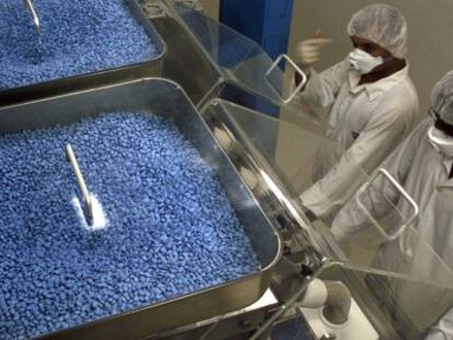 T&eacute;cnicos de una f&aacute;brica de Pfizer trabajan en una m&aacute;quina empaquetadora de p&iacute;ldoras de Viagra.