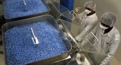 T&eacute;cnicos de una f&aacute;brica de Pfizer trabajan en una m&aacute;quina empaquetadora de p&iacute;ldoras de Viagra.