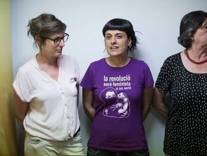 D'esquerra a dreta, Mireia Vehi, Anna Gabriel i Gabriela Serra.