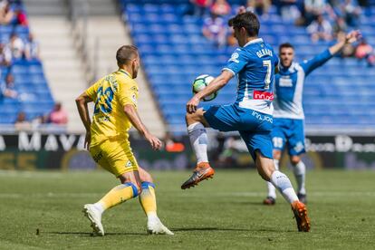 Gerard Moreno controla el balón ante Las Palmas.