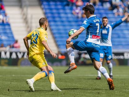 Gerard Moreno controla el balón ante Las Palmas.