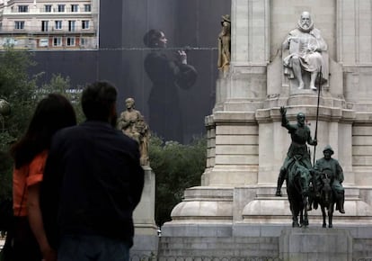 El monumento a Cervantes en la Plaza de España, ayer.