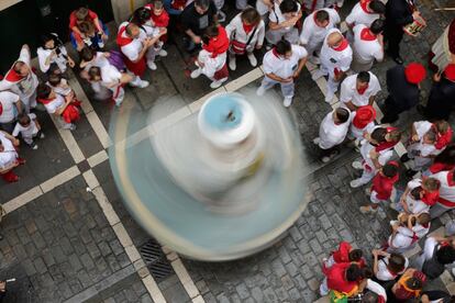 Un gigante baila durante el desfile de gigantes y cabezudos por las calles de Pamplona.