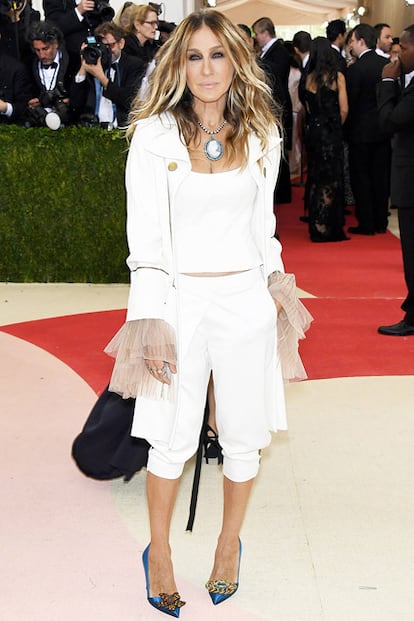 Siempre esperamos el look de Sarah Jessica Parker porque no defrauda. Este año se toma la gala techie a su manera: ella es más del retrofuturismo, con un look (50% español, que es de la firma Monse) que debió ser audaz allá por 1600