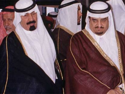El fallecido rey Fahd (derecha) y el entonces príncipe heredero, Abdalá bin Abdelaziz, en 1981 en Riad.