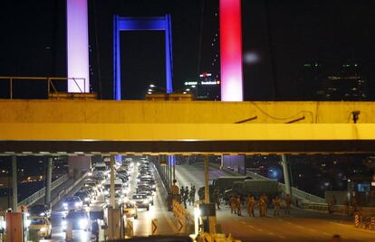 Soldats bloquegen el pont del Bòsfor, decorat amb els colors de la bandera francesa en solidaritat per l'atemptat de Niça.