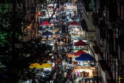 Ambiente en el mercado nocturno de Wuhan (China).