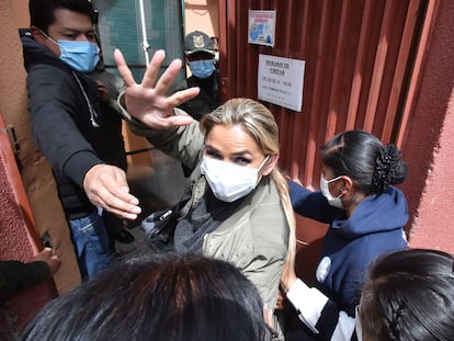 La expresidenta de Bolivia Jeanine Áñez ingresa este lunes al Centro de Orientación Femenina de Obrajes en La Paz, donde cumplirá su detención preventiva.