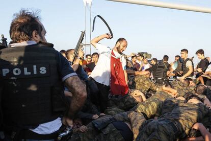 Un hombre azota con un cinturón a un grupo de soldados tras ser detenidos tras el intento de golpe de Estado en Turquía.