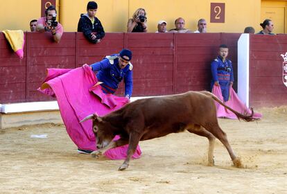 Un bombero torero, durante un espectáculo en la plaza de toros de Almodóvar del Campo (Ciudad Real), en septiembre de 2017.