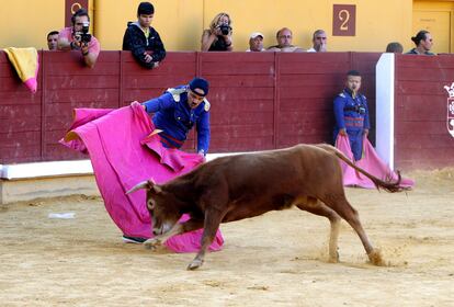 Un bombero torero, durante un espectculo en la plaza de toros de Almodvar del Campo (Ciudad Real), en septiembre de 2017.
