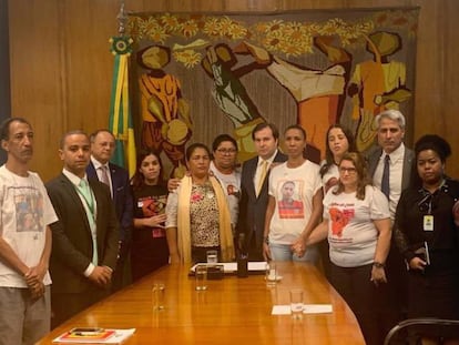 Un grupo de madres cuyos hijos han sido asesinados por policías con el presidente de la Cámara de Diputados, Rodrigo Maia.