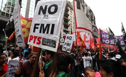 Manifestantes protestam em frente ao Congresso argentino, em Buenos Aires.