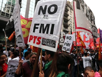 Manifestantes protestam em frente ao Congresso argentino, em Buenos Aires.