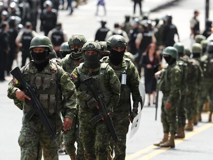 Militares resguardan el convoy del presidente Noboa, el 24 de mayo.