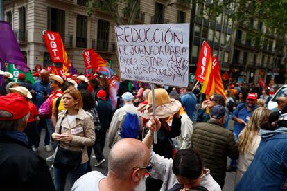 Centenares de personas asisten a la manifestación del Día Internacional de los Trabajadores, en Barcelona. 