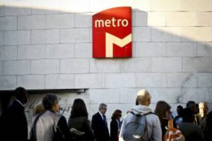 Varios usuarios de transporte público esperan en una parada de autobús delante de la estación de metro Cais do Sodre durante una huelga de 24 horas de los trabajadores de metro el pasado 31 de octubre. EFE/Archivo