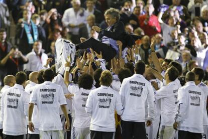 Real players hoist José Mourinho aloft after defeating Barcelona 1-0 in the final of the King's Cup, the side's first trophy in three years.