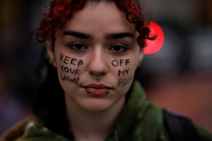 Una mujer participa en la manifestación por el derecho al aborto, en la ciudad de Nueva York.