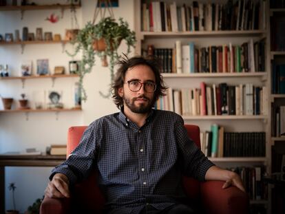 El escritor Daniel Saldaña París, en su casa de Ciudad de México, en febrero.